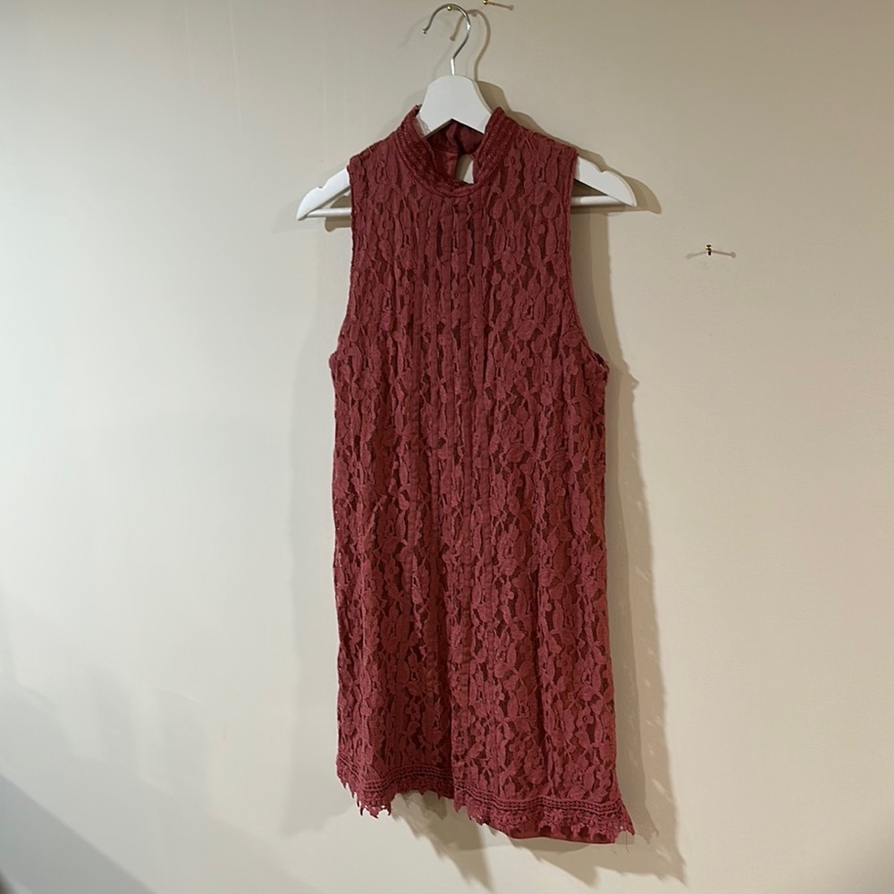 Elegant Sleeveless Lace Dress in Red
